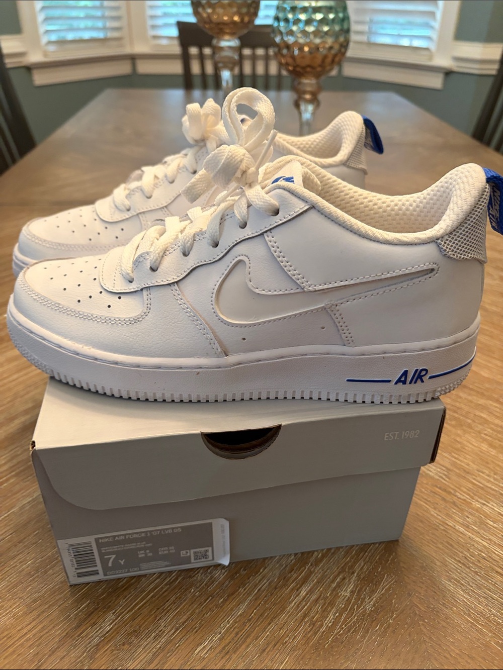 Nike Air Force 1 Low-Top Sneakers with Blue Heel and AIR Detail